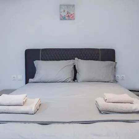 Charming Urban Oasis 1br Near Megaro Mousikis Apartment *