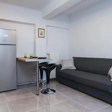 Apartment Charming Urban Oasis 1br Near Megaro Mousikis Athens